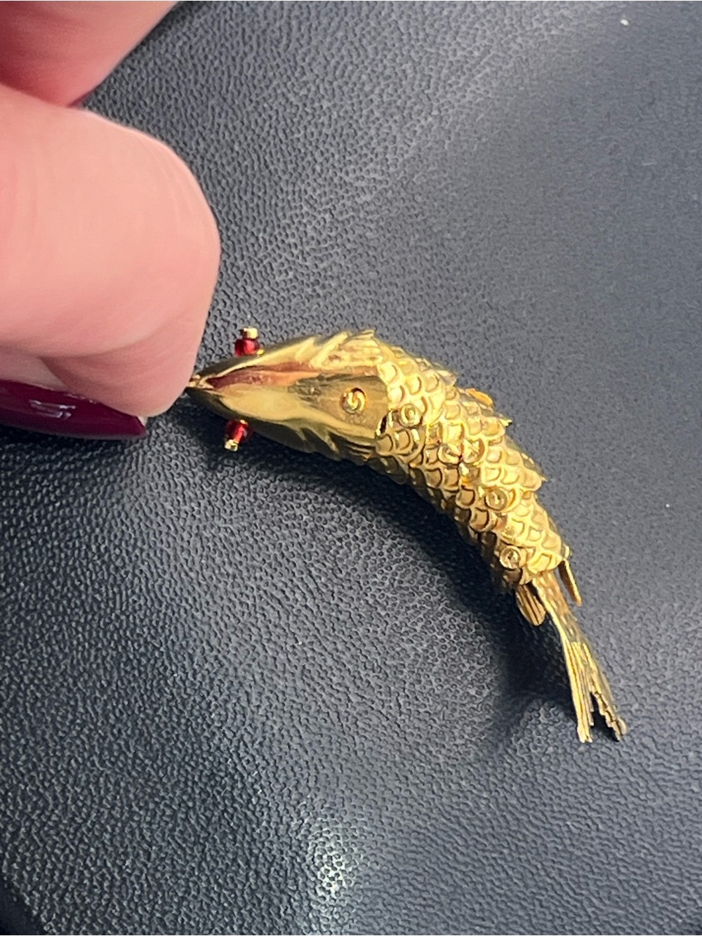 Articulated movable fish gold tone red eyes pendant for necklace vintage - Picture 13 of 14
